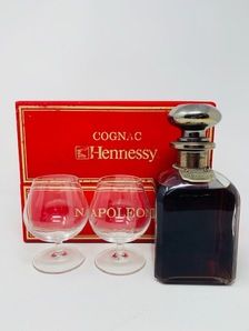 LOT 3080 - HENNESSY NAPOLEON COGNAC SILVER TOP LIBRARY DECATER SET WITH GLASSES. (NO RESERVE) LOT 3080 - HENNESSY NAPOLEON COGNAC SILVER TOP LIBRARY DECATER SET WITH GLASSES. (NO RESERVE)