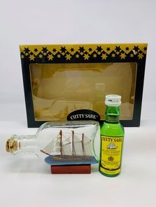CUTTY SARK WHISKY MINIATURE AND SHIP IN A BOTTLE CUTTY SARK WHISKY MINIATURE AND SHIP IN A BOTTLE
