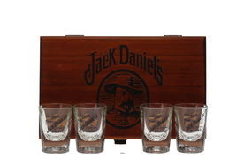 JACK DANIELS WOODEN PRESENTATION BOX AND TUMBLERS JACK DANIELS WOODEN PRESENTATION BOX AND TUMBLERS