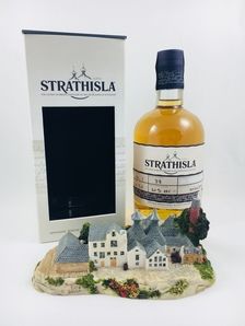 LOT 1228 - STRATHISLA 14 YEAR OLD HAND FILLED WITH STRATHISLA LIMITED EDITION DISTILLERY MODEL (RESERVE PRICE £50.00) LOT 1228 - STRATHISLA 14 YEAR OLD HAND FILLED WITH STRATHISLA LIMITED EDITION DISTILLERY MODEL (RESERVE PRICE £50.00)