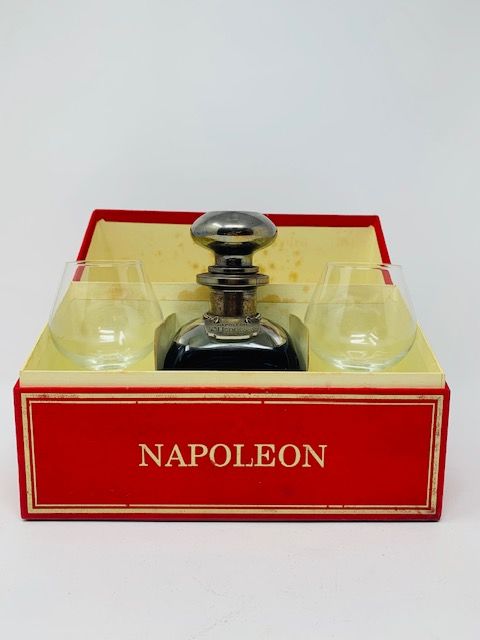 LOT 3080 - HENNESSY NAPOLEON COGNAC SILVER TOP LIBRARY DECATER SET WITH GLASSES. (NO RESERVE)