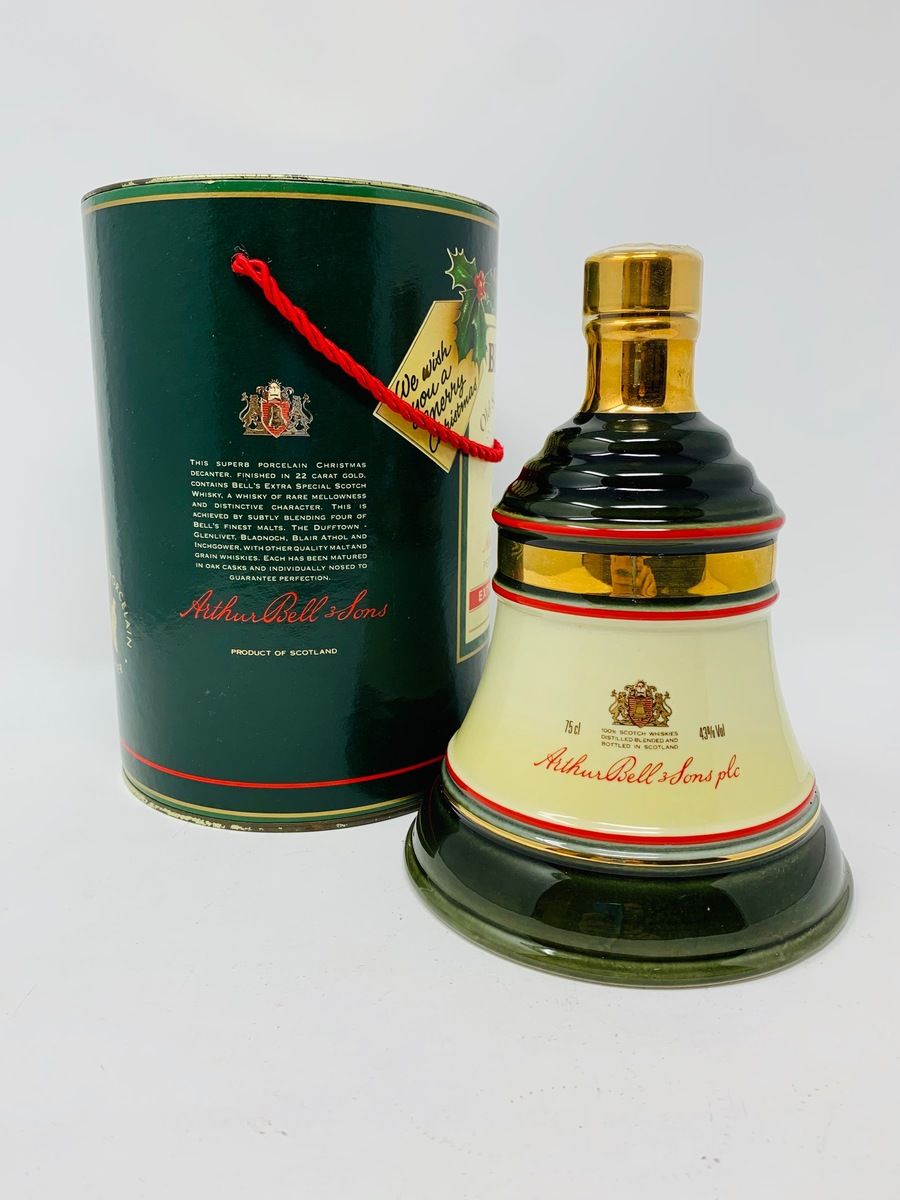 BELLS DECANTER CHRISTMAS 1988