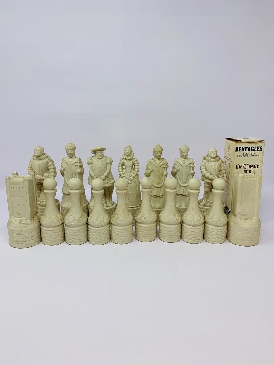 41 BLACK & WHITE BENEAGLES CHESS PIECES 