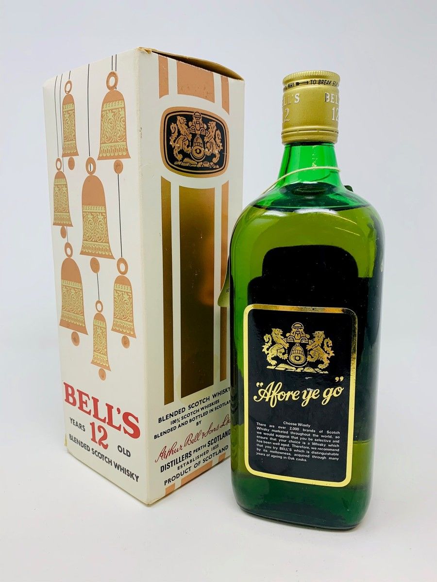 BELLS DE LUXE 12 YEAR OLD 1970'S (WHITE CHRISTMAS BOX)