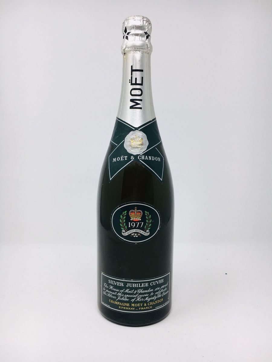 LOT 2626 - 1977 SILVER JUBILEE CUVEE MOET & CHANDON CHAMPAGNE (NO RESERVE)
