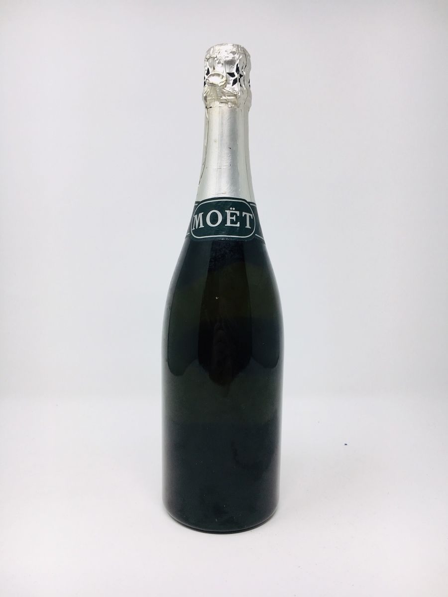 LOT 2626 - 1977 SILVER JUBILEE CUVEE MOET & CHANDON CHAMPAGNE (NO RESERVE)