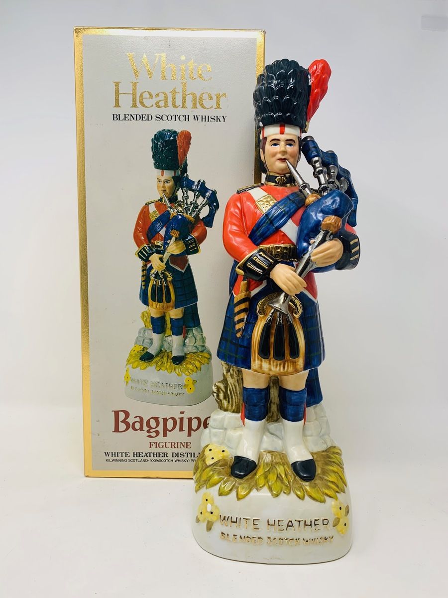WHITE HEATHER 75CL BAGPIPE FIGURINE 35CM 