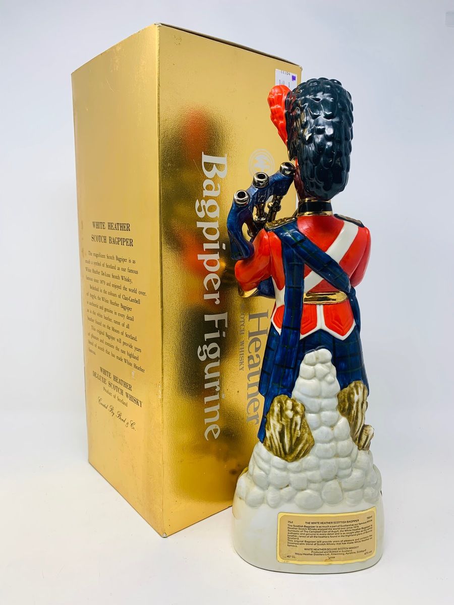 WHITE HEATHER 75CL BAGPIPE FIGURINE 35CM 